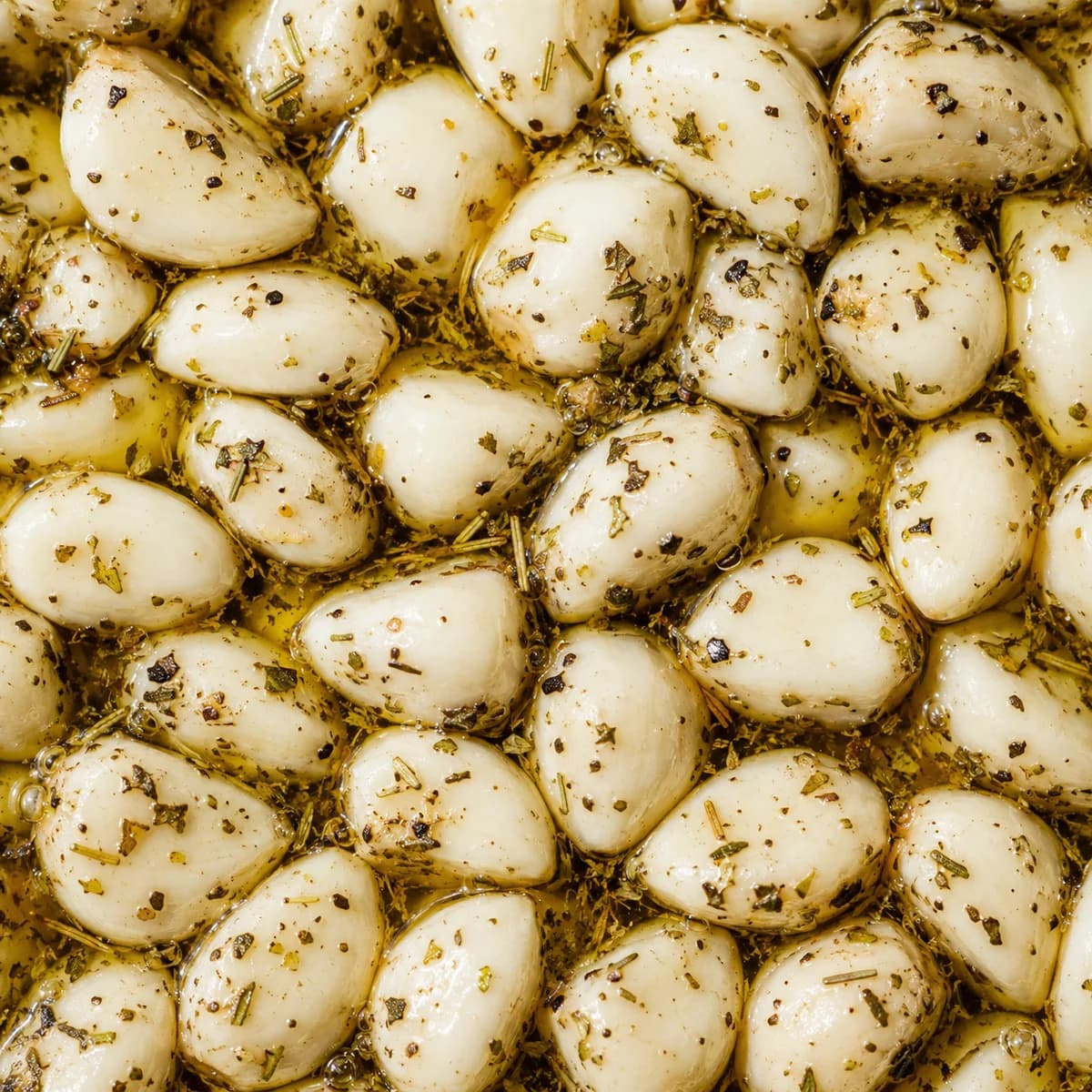 Gousses d’ail marinées aux herbes